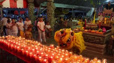 Sunga Ara, Penang, Malezya - 22 Nisan 2023: Aslan dansçılar tapınağa girdiklerinde bir beklenti ortamı yaratıyorlar