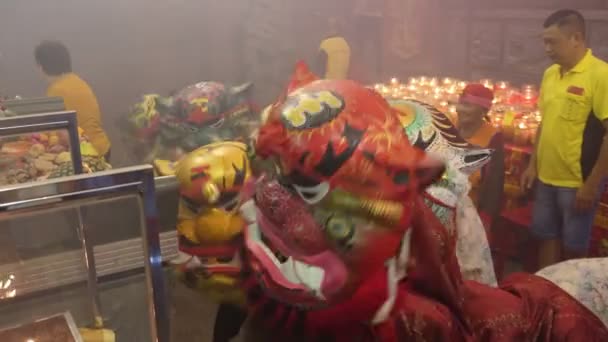 マレーシア ペナン州スンガ地区 2023年4月22日 祝いの席で中国寺院で勇敢な軍隊の獅子舞 — ストック動画