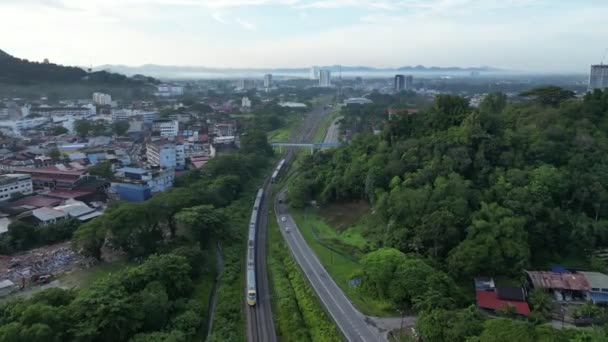 マレーシアのペナン州ブキット メルタジャム 2023年5月1日 空中ビュー2本の列車が田舎の屋外で異なる方向に移動 — ストック動画