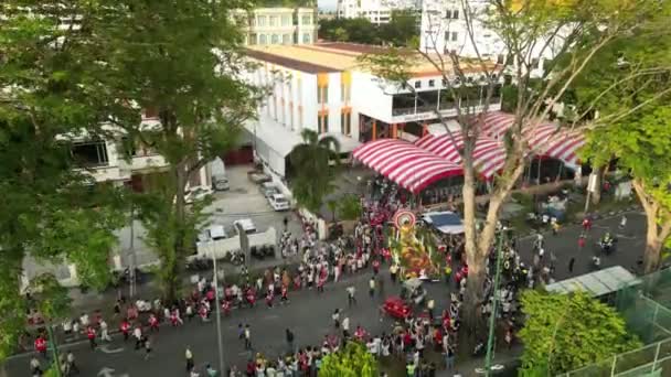马来西亚槟城 2023年5月4日 卫塞节期间 乘坐战车的佛像举行游行 — 图库视频影像