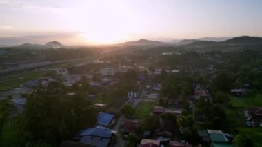 Bukit Mertajam, Penang, Malezya - 24 Mayıs 2023: Hava manzarası Mescid Jamek Kubang Semang Pulau Pinang 'a doğru uçuyor