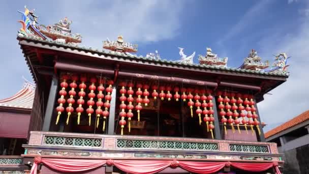 2023年7月7日マレーシア ペナン州ジョージタウン 遅い動きと青い空の下でポーホックシー トゥア コング仏教寺院のファサードを表示 — ストック動画