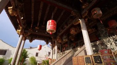 Georgetown, Penang, Malezya - Temmuz 07 2023: Akşam güneşi altında Leong San Tong Khoo Kongsi mimarisi