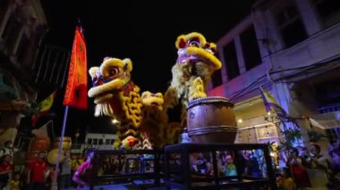 Georgetown, Penang, Malezya - Temmuz 07 2023: Yavaş hareket ve gece dört aslan dansı gösterisi