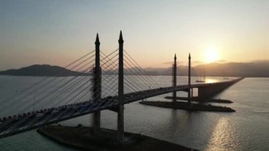 Penang Köprüsü 'nün mimarisini siluet içinde araştırın.