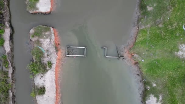 Flygfoto Titta Den Trasiga Bron Över Floden Malaysia — Stockvideo