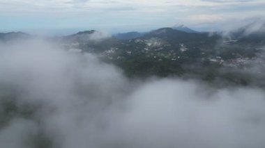 Cameron Highlands yakınlarındaki orman ve çiftliğin üzerindeki sabah bulutu