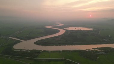 Gün batımında hava manzaralı nehir Sungai Muda