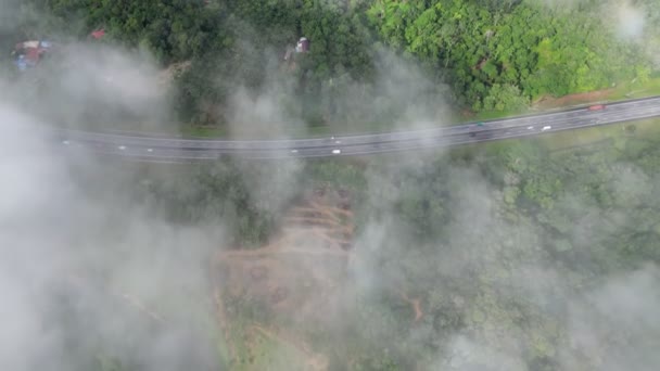 北サウスハイウェイ マレーシアのバンダル バルーにある田舎のプランテーションの近くのハイウェイを見下ろす空中ビュー — ストック動画