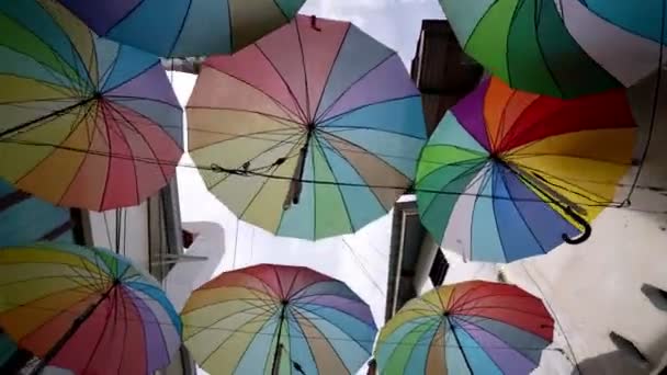 Luftbild Regenschirm Hängt Unter Blauem Himmel — Stockvideo