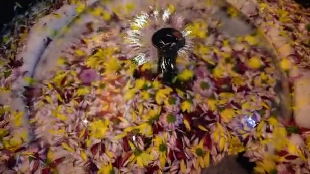 Stäng Blomsterfontänen För Ceremoni Rengöring Religion — Stockvideo