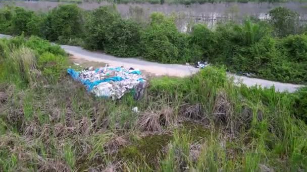 Hromada Odpadků Vysypaných Kraji Silnice — Stock video