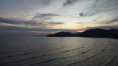 Gün batımında deniz dalgaları üzerinde havadan hareket