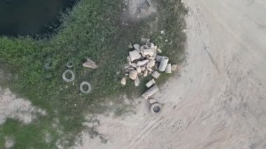 İnşaat çöpleriyle kirletilmiş toprak yol