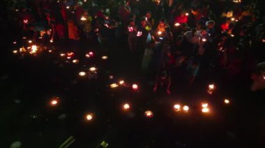 Georgetown, Penang, Malezya - 06: 2023 'ün ortalarında Hindu hac yolculuğu mumu serbest bırakıldı Teppa Thirunal yüzen at arabası festivalinin töreninde denize süzüldü