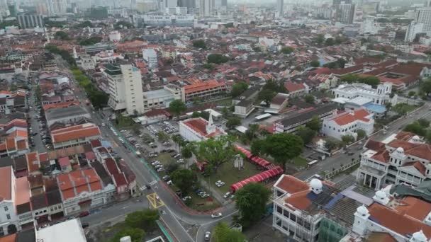 ジョージタウン ペナン マレーシア 2023 セントジョージズ アングリカン教会に向かって空中視界が飛ぶ — ストック動画