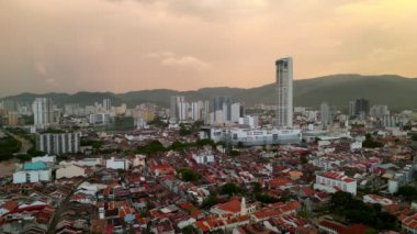 Georgetown, Penang, Malezya - 14 Mayıs 2023: Komtar binasının arka planına sahip Georgetown 'daki hava harekatı