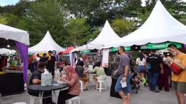 Bayan Lepas, Penang, Malezya - 25 Haziran 2023: Spice Arena 'daki yemek karnavalında yavaş hareket