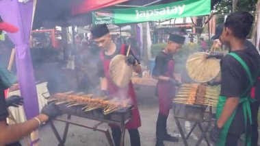 Bayan Lepas, Penang, Malezya - 25 Haziran 2023: Satay usulü tavuk eti pişirildi