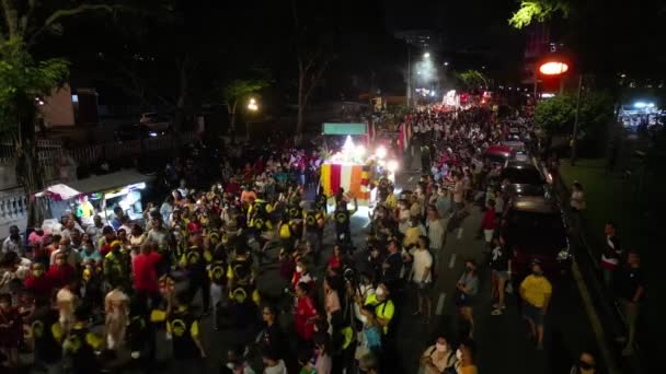 马来西亚槟城 2023年5月4日 佛教徒在槟城佛教协会 Penang Buddhist Association 夜间升起威萨克旗并在街上游行 — 图库视频影像