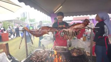 Bayan Lepas, Penang, Malezya - 25 Haziran 2023: Hawker 'a doğru yavaş hareket edin lezzetli koyun eti hazırlayın