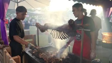 Bayan Lepas, Penang, Malezya - 25 Haziran 2023: kalifiye Hawker açık ateşte koyun eti kızarttı.