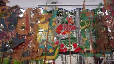 Georgetown, Penang, Malezya - Temmuz 07 2023: Ağır çekim Wayang Kulit karakter zanaatı asılı