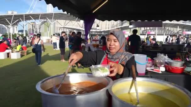 Bayan Lepas Penang Malaysia Jun 2023 一名马来人妇女在摊位准备Laksa食物 — 图库视频影像