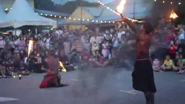 Bukit Mertajam Penang Malaysia Jul 2023 Busker精于控制火焰 创造了迷人的光热之舞 — 图库视频影像