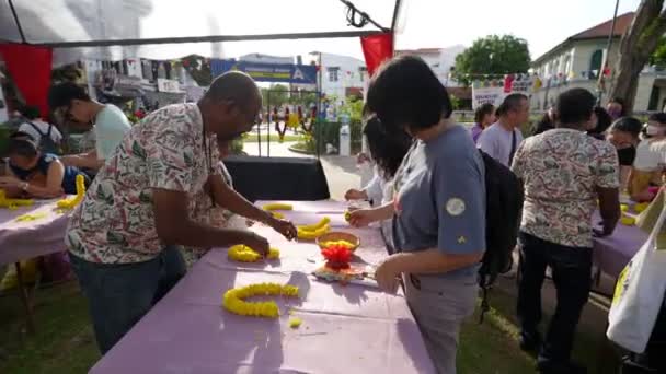 马来西亚槟城 2023年7月7日 人们在乔治城传统日庆祝活动中学习使花环绽放 — 图库视频影像