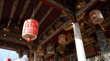 Georgetown, Penang, Malezya - Temmuz 07 2023: Geleneksel Çin feneri Leong San Tong Khoo Kongsi 'de rüzgarla el sallıyor