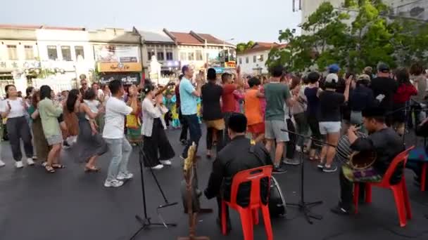 马来西亚 乔治敦 2023年7月7日 游客们在Cheah Kongsi神殿举行的乔治城传统庆典上欣赏欢舞 — 图库视频影像