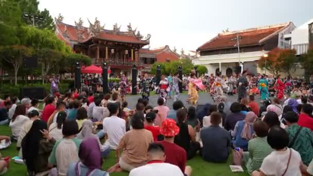 马来西亚槟城 2023年7月7日 人们在Cheah Kongsi Temple观看Cshimokita日本舞台剧 — 图库视频影像
