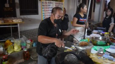 Georgetown, Penang, Malezya - Temmuz 07 2023: Yavaş hareket edin ve işportacıların sokakta sattığı ekmeği görün