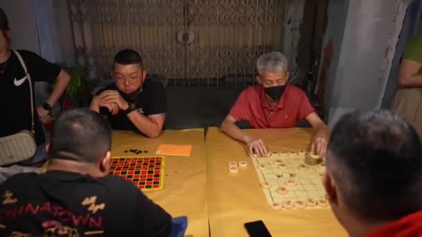 ジョージタウン ペナン マレーシア 2023 ストリートで人々が中国の伝統的なチェスボードゲームをプレイするスロー移動とビュー — ストック動画