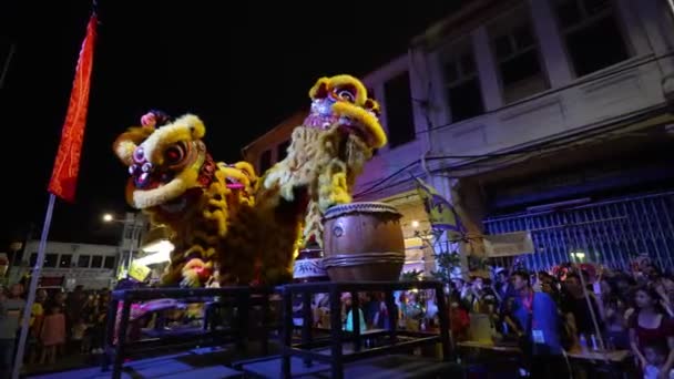Georgetown Penang Malaysia Juli 2023 Zwei Gelbe Löwen Tanzen Nachts — Stockvideo