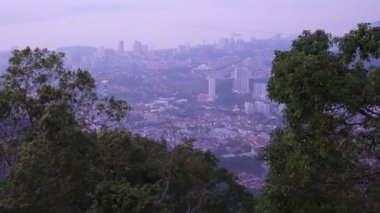 Georgetown 'u ve Penang Hill' den sabah sisi manzarasını seyret.