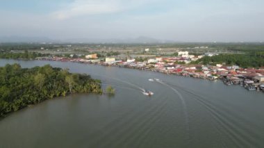 İki balıkçı teknesi Sungai Udang, Penang 'da farklı yönlere hareket ediyor.