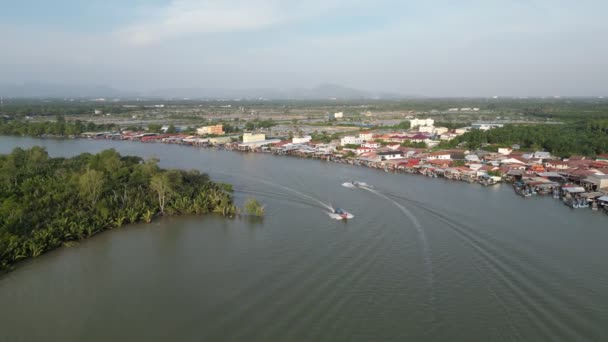 Luftaufnahme Zwei Fischerboote Bewegen Sich Unterschiedliche Richtung Bei Sungai Udang — Stockvideo