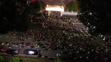 Georgetown, Penang, Malezya - 04 Mayıs 2023: Hava manzaralı Budist caddede Wesak bayrak alayı taşıdı