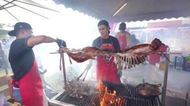 Bayan Baru, Penang, Malezya - 25 Haziran 2023: Hawker çadırda koyun eti pişiriyor