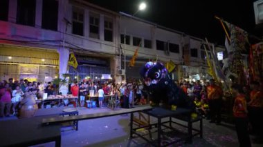 Georgetown, Penang, Malezya - Temmuz 07 2023: Jalan Pintal Tali 'deki Georgetown Heritage Kutlaması sırasında sokakta siyah aslan dansı