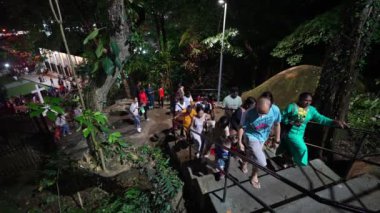 Bukit Mertajam, Penang, Malezya - 28 Haziran 2023: St. Anne Kilisesi 'nin merdivenlerinde yürüyen bir grup insan