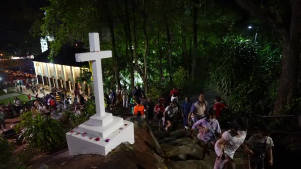 ペナン マレーシアのブキットメルシャム 7月28日2023 スローモーション セントアンのお祝いの間に夜に白い十字架を歩く人々のグループ — ストック動画
