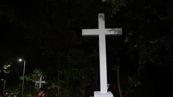 马来西亚槟城Bukit Mertajam 2023年7月28日 美丽的白色十字架被美丽的大自然环绕在圣安妮教堂宁静的森林中 — 图库视频影像