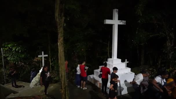 ペナン マレーシアのブキットメルシャム 7月28日2023 夜の聖アン教会で白い十字架の周りを回避する — ストック動画