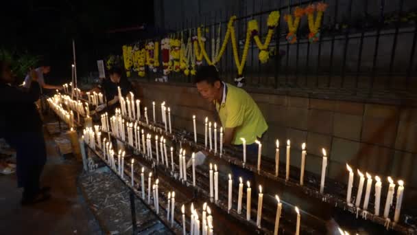 马来西亚槟城的Bukit Mertajam 2023年7月28日 慢动作志愿者在晚上向圣安献上蜡烛时清洗蜡烛 — 图库视频影像