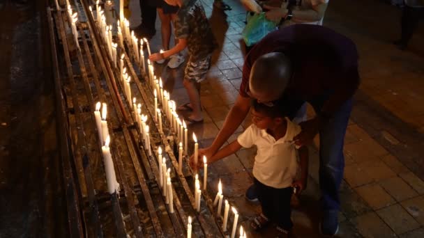 马来西亚槟城的Bukit Mertajam 2023年7月28日 在圣安妮年度盛宴期间 慢动作的信徒们开始点燃蜡烛 — 图库视频影像
