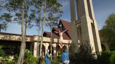 Bukit Mertajam, Penang, Malezya - 29 Temmuz 2023: İsa heykelinin çarmıha gerilmesi ve Küçük St. Anne yüksek binası