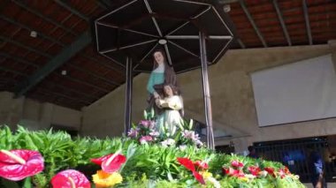 Bukit Mertajam, Penang, Malezya - 29 Haziran 2023: Bir St Anne ve Mary heykelinin geçit töreninde heykeli